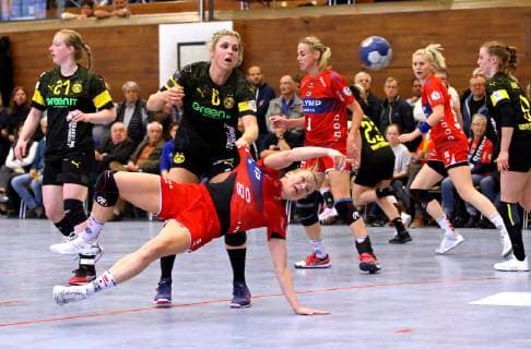04.05.2019, Deutschland, Ludwigsburg, Handball 1. Bundesliga Frauen 24. Spieltag, Saison 2018 2019 SG BBM Bietigheim vs. BVB Borussia Dortmund: v.l. Saskia Weisheitel (BVB), Antje Lauenroth (BBM)