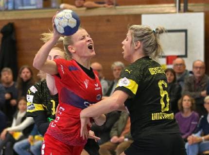 04.05.2019, Deutschland, Ludwigsburg, Handball 1. Bundesliga Frauen 24. Spieltag, Saison 2018 2019 SG BBM Bietigheim vs. BVB Borussia Dortmund: v.l. Antje Lauenroth (BBM) Saskia Weisheitel (BVB)