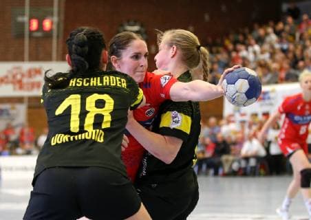 04.05.2019, Deutschland, Ludwigsburg, Handball 1. Bundesliga Frauen 24. Spieltag, Saison 2018 2019 SG BBM Bietigheim vs. BVB Borussia Dortmund: v.l. Johanna Stockschläder (BVB), Laura van der Heijden (BBM), Harma van Kreij (BVB)