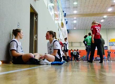 Enttäuschung nach dem Schlusspfiff bei Rabea Neßlage (Bremen) , Jennifer Börsen (Bremen) und Torhüterin Marie Andresen (Bremen, v.l.) Handball Frauen 2.Liga 2018 19 BSV Sachsen Zwickau - SV Werder Bremen 29:25 am 4.5.2019 BSV Sachsen Zwickau - SV Werder Bremen