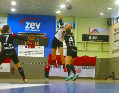 Torwurf von Merle Heidergott (Bremen) , rechts Isa-Sophia Rösike (Zwickau) , links Josepha Kallenberg (Zwickau) Handball Frauen 2.Liga 2018 19 BSV Sachsen Zwickau - SV Werder Bremen 29:25 am 4.5.2019 BSV Sachsen Zwickau - SV Werder Bremen