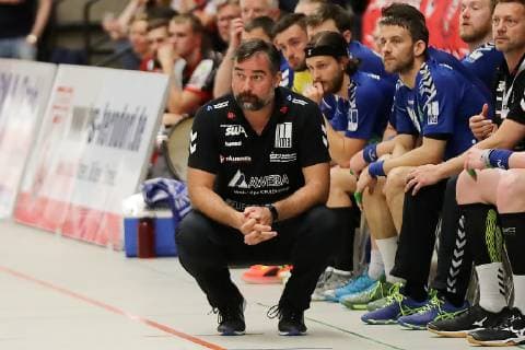 TuS Ferndorf - EHV Aue, 04.05.2019 Trainer Stephan Swat (EHV Aue), hier offensichtlich noch skeptisch, Kreuztal Stählerwiese Deutschland