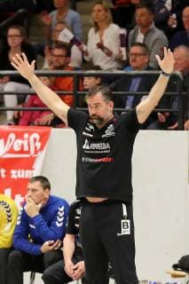 TuS Ferndorf - EHV Aue, 04.05.2019 Trainer Stephan Swat (EHV Aue), Jubel nach dem Sieg über den TuS Ferndorf, Kreuztal Stählerwiese Deutschland