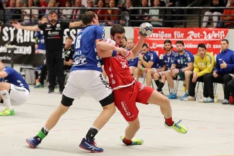 TuS Ferndorf - EHV Aue, 04.05.2019 Von links: Kevin Roch (EHV Aue) stoppt Jonas Müller (TuS Ferndorf) regelwidrig, Kreuztal Stählerwiese Deutschland