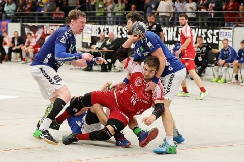 TuS Ferndorf - EHV Aue, 04.05.2019 Bildmitte: Thomas Rink (TuS Ferndorf) wird von (links) Petr Slachta, Ladislav Brykner und Benas Petreikis (EHV Aue) siebenmeterreif gefoult, Kreuztal Stählerwiese Deutschland