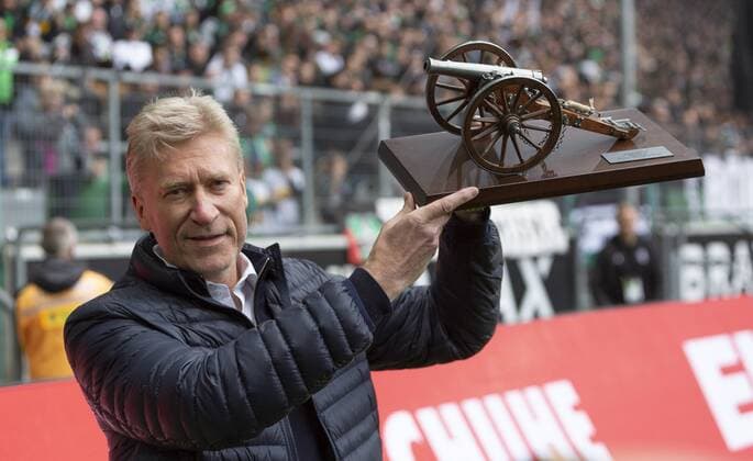 Ehemaliger Gladbacher Fussballer Uwe Rahn erhaelt die Kicker Torjaegerkanone als bester Torschuetze der Saison 1986 1987, Fussball, Bundesliga, 2018 2019, Stadion Borussia Park, Borussia Moenchengladbach vs. TSG 1899 Hoffenheim 2-2 Fussball, Bundesliga, 2018 2019, Borussia Moenchengladbach vs. TSG 1899 Hoffenheim 2-2, Stadion Borussia-Park, ehemaliger Gladbacher Fussballer Uwe Rahn erhaelt die Kicker Torjaegerkanone als bester Torschuetze der Saison 1986 1987, DFL REGULATIONS PROHIBIT ANY USE OF PHOTOGRAPHS AS IMAGE SEQUENCES AND OR QUASI-VIDEO, sports, football, Bundesliga, 2018 2019, Borussia Moenchengladbach vs. TSG 1899 Hoffenheim 2-2, Stadium Borussia Park, the former Gladbach footballer Uwe Rahn presents the Kicker Torjaegerkanone as the best goal scorer in the saison 1986 1987, DFL REGULATIONS PROHIBIT ANY USE OF PHOTOGRAPHS AS IMAGE SEQUENCES AND OR QUASI-VIDEO