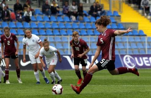 05.05.2019 Albena(Bulgaria) England-Germany UEFA U17 U 17 Under 17 European Championship EM Europameisterschaft women s football Emilie Bernhardt(R) Germany scoring first goal on match : 