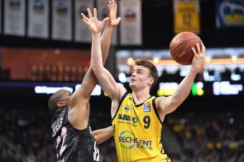 Jonas Mattisseck (ALBA), beim Wurf, links Cameron Wells (Würzburg), ALBA Berlin - s. Oliver Würzburg Basketball, easy Credit BBL , Herren, Maenner, Männer, men, Saison 2018 2019 Berlin, 5.5.2019, Mercedes-Benz Arena