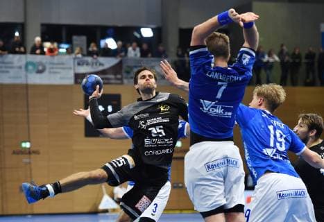 am Ball: Sebastian Greß (Dresden) gegen Moritz Lambrecht (7) und Markus Stegefelt (beide Hüttenberg), HC Elbflorenz Dresden gegen TV Hüttenberg, Handball, 2. Liga der Männer, 2. Bundesliga, Saison 2018 2019, Dresden, BallsportARENA Dresden, 05.05.2019,