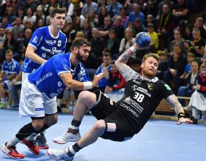 v.l.: Björn Zintel (Hüttenberg) gegen Henning Quade (Dresden), HC Elbflorenz Dresden gegen TV Hüttenberg, Handball, 2. Liga der Männer, 2. Bundesliga, Saison 2018 2019, Dresden, BallsportARENA Dresden, 05.05.2019,