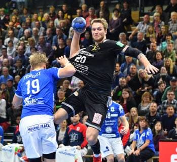 am Ball: Nils Kretschmer (Dresden) gegen Markus Stegefelt (Hüttenberg), HC Elbflorenz Dresden gegen TV Hüttenberg, Handball, 2. Liga der Männer, 2. Bundesliga, Saison 2018 2019, Dresden, BallsportARENA Dresden, 05.05.2019,
