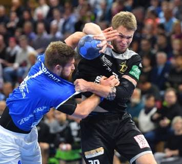 am Ball: Nils Kretschmer (Dresden) gegen Moritz Lambrecht (Hüttenberg), HC Elbflorenz Dresden gegen TV Hüttenberg, Handball, 2. Liga der Männer, 2. Bundesliga, Saison 2018 2019, Dresden, BallsportARENA Dresden, 05.05.2019,