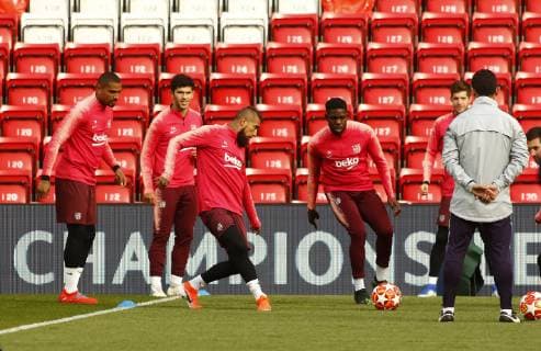 6th May 2019, Liverpool, England; UEFA Champions League football, FC Barcelona Barca press conference PK Pressekonferenz and training session ahead of their semi final 2nd leg fixture against Liverpool; Barcelona players warm up on the Anfield pitch this evening  ActionPlus12131969 AlanxMartin