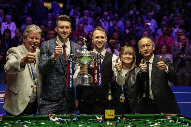 Sport Themen der Woche KW19 Sport Bilder des Tages 6th May 2019, Crucible Theatre, Sheffield, England; Betfred World Snooker Championship Final, John Higgins versus Judd Trump; Judd Trump (ENG) lifting the World Championship WM Weltmeisterschaft trophy with his father Steve, brother Jack, mother Georgina and manager Django Fung after beating John Higgins (SCO) by 18 frames to 9  ActionPlus12132062 ConorxMolloy