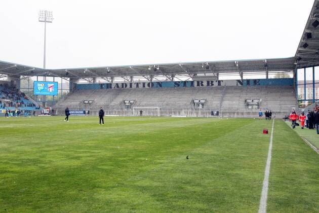 Chemnitz, 04.05.2019, Stadion Chemnitz, Fussball, Regionalliga NO, 32. Spieltag , Chemnitzer FC vs. FSV Meuselwitz. , Im Bild: Blocksperre nach Nazi-Skandal, Die Südtribüne bleibt beim heutigen Spiel leer. leere Tribüne ,