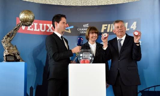 Moderator Thomas Schöneich , l-r, Oberbürgermeisterin der Stadt Köln Henriette Reker und EHF Präsident Michael Wiederer posieren am 07.05.2019 in Köln bei der Ziehung der Halbfinalgegner des VELUX EHF Champions League FINAL4 2019, dem Saisonhöhepunkt des europäischen Spitzenhandballs, das am 01. und 02. Juni 2019 in Kökn stattfindet.