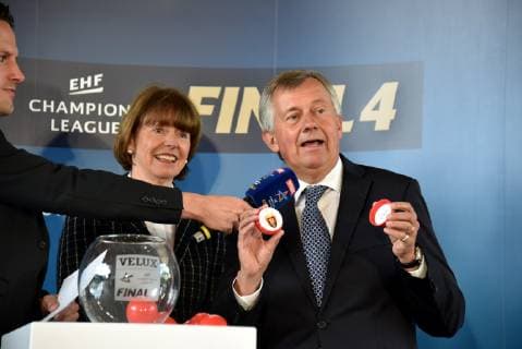 Oberbürgermeisterin der Stadt Köln Henriette Reker und EHF Präsident Michael Wiederer posieren am 07.05.2019 in Köln bei der Ziehung der Halbfinalgegner des VELUX EHF Champions League FINAL4 2019, dem Saisonhöhepunkt des europäischen Spitzenhandballs, das am 01. und 02. Juni 2019 in Kökn stattfindet.