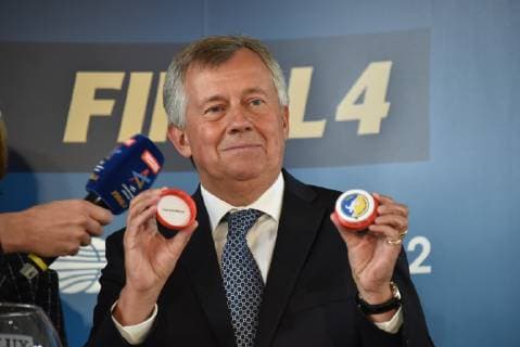 Obrbürgermeisterin der Stadt Köln Henriette Reker und EHF Präsident Michael Wiederer posieren am 07.05.2019 in Köln bei der Ziehung der Halbfinalgegner des VELUX EHF Champions League FINAL4 2019, dem Saisonhöhepunkt des europäischen Spitzenhandballs, das am 01. und 02. Juni 2019 in Kökn stattfindet.
