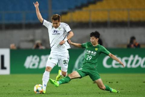 (190507) -- BEIJING, May 7, 2019 (Xinhua) -- Ba Dun (R) of China s Beijing FC vies with Kim Minhyeok of South Korea s Jeonbuk Hyundai Motors FC during the group G match between China s Beijing FC and South Korea s Jeonbuk Hyundai Motors FC at the 2019 AFC Champions League in Beijing, capital of China, May 7, 2019. (Xinhua Ju Huanzong) (SP)CHINA-BEIJING-SOCCER-AFC CHAMPIONS LEAGUE-GROUP G 