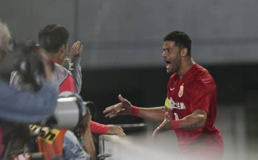 (190507) -- KAWASAKI, May 7, 2019 (Xinhua) -- Hulk (R) of China s Shanghai SIPG FC celebrates scoring during the Group H match between China s Shanghai SIPG FC and Japan s Kawasaki Frontale at the 2019 AFC Champions League in Kawasaki, Japan, May 7, 2019. (Xinhua Ma Caoran) (SP)JAPAN-KAWASAKI-SOCCER-AFC CHAMPIONS LEAGUE-GROUP H 