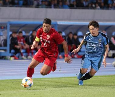 (190507) -- KAWASAKI, May 7, 2019 (Xinhua) -- Hulk (L) of China s Shanghai SIPG FC breaks through during the Group H match between China s Shanghai SIPG FC and Japan s Kawasaki Frontale at the 2019 AFC Champions League in Kawasaki, Japan, May 7, 2019. (Xinhua Du Xiaoyi) (SP)JAPAN-KAWASAKI-SOCCER-AFC CHAMPIONS LEAGUE-GROUP H 