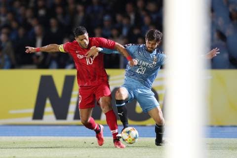 (190507) -- KAWASAKI, May 7, 2019 (Xinhua) -- Hulk (L) of China s Shanghai SIPG FC vies with Michael Fitzgerald of Japan s Kawasaki Frontale during the Group H match between China s Shanghai SIPG FC and Japan s Kawasaki Frontale at the 2019 AFC Champions League in Kawasaki, Japan, May 7, 2019. (Xinhua Du Xiaoyi) (SP)JAPAN-KAWASAKI-SOCCER-AFC CHAMPIONS LEAGUE-GROUP H 