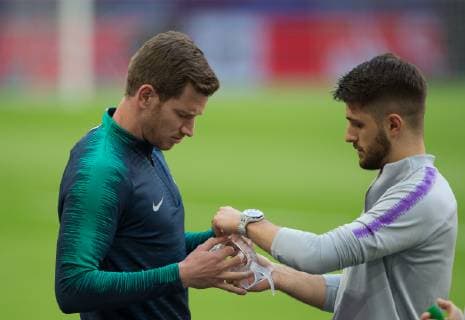 Jan Vertonghen of Spurs is handed a face mask during the training & press conference PK Pressekonferenz ahead of the Champions League semi-final 2nd league match between Ajax & Tottenham Hotspur at Johan Cruyff Arena, ArenA Boulevard 1, 1101 AX Amsterdam, Netherlands on 7 May 2019. Copyright: xAndyxRowlandx PMI-2815-0002