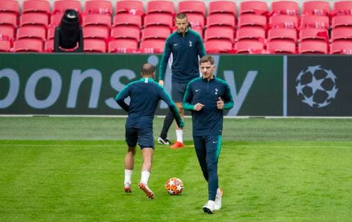 Jan Vertonghen of Spurs trains in a face mask during the training & press conference PK Pressekonferenz ahead of the Champions League semi-final 2nd league match between Ajax & Tottenham Hotspur at Johan Cruyff Arena, ArenA Boulevard 1, 1101 AX Amsterdam, Netherlands on 7 May 2019. Copyright: xAndyxRowlandx PMI-2815-0019