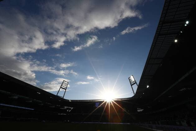 Samstag 04.05.2019, Saison 2018 2019, 1. Bundesliga, 32. Spieltag im Bremer Weserstadion, SV Werder Bremen - BVB 09 Borussia Dortmund, Sonnenuntergang bei nahezu wolkenlosem Himmel und eingeschaltetem Flutlicht DFL REGULATIONS PROHIBIT ANY USE OF PHOTOGRAPHS AS IMAGE SEQUENCES AND OR QUASI-VIDEO.