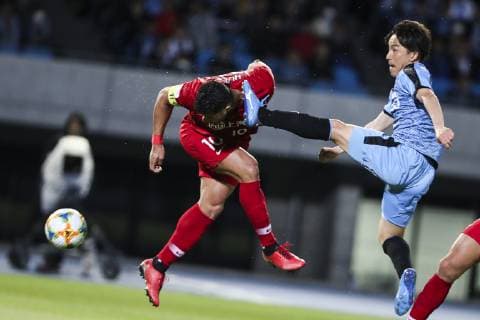 Brazilian football player Givanildo Vieira de Sousa, known as Hulk, left, of China s Shanghai SIPG challenges Kyohei Noborizato of Japan s Kawasaki Frontale F.C. in the 5th round of group H match during the 2019 AFC Champions League in Kawasaki, Japan, 7 May 2019. Hulk produced a star turn at the Todoroki Athletics Stadium on Tuesday to help Shanghai SIPG to a 2-2 draw against Kawasaki Frontale in AFC Champions League Group H. Hulk double rescues Shanghai SIPG from Kawasaki Frontale defeat  scr188594