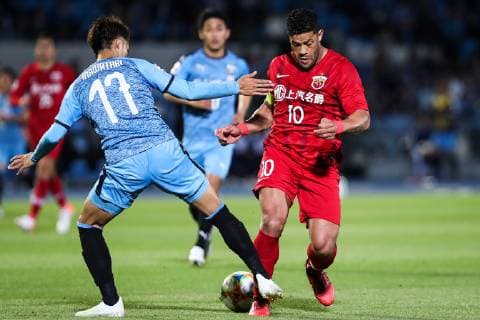 Brazilian football player Givanildo Vieira de Sousa, known as Hulk, right, of China s Shanghai SIPG passes the ball against Kazuaki Mawatari of Japan s Kawasaki Frontale F.C. in the 5th round of group H match during the 2019 AFC Champions League in Kawasaki, Japan, 7 May 2019. Hulk produced a star turn at the Todoroki Athletics Stadium on Tuesday to help Shanghai SIPG to a 2-2 draw against Kawasaki Frontale in AFC Champions League Group H. Hulk double rescues Shanghai SIPG from Kawasaki Frontale defeat  20190507_409489