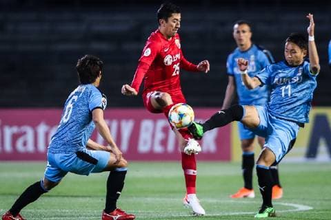Uzbek football player Odil Ahmedov, center, of China s Shanghai SIPG passes the ball against players of Japan s Kawasaki Frontale F.C. in the 5th round of group H match during the 2019 AFC Champions League in Kawasaki, Japan, 7 May 2019. Hulk produced a star turn at the Todoroki Athletics Stadium on Tuesday to help Shanghai SIPG to a 2-2 draw against Kawasaki Frontale in AFC Champions League Group H. Hulk double rescues Shanghai SIPG from Kawasaki Frontale defeat  20190507_410230