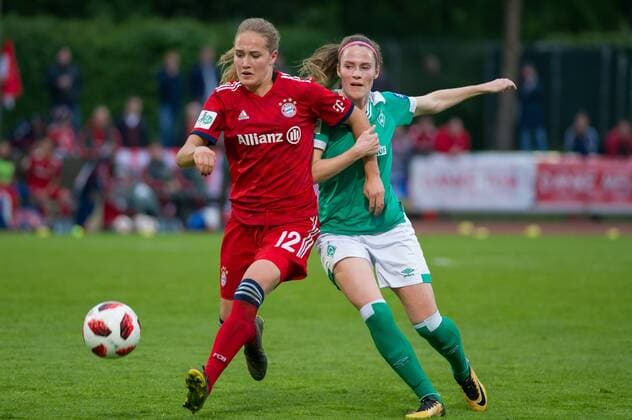 v.li.: Sydney Lohmann (FC Bayern München, 12) und Reena Wichmann (SV Werder Bremen, 6) im Zweikampf, Duell, Dynamik, Aktion, Action, Spielszene, DIE DFB-RICHTLINIEN UNTERSAGEN JEGLICHE NUTZUNG VON FOTOS ALS SEQUENZBILDER UND ODER VIDEOÄHNLICHE FOTOSTRECKEN. DFB REGULATIONS PROHIBIT ANY USE OF PHOTOGRAPHS AS IMAGE SEQUENCES AN OR QUASI-VIDEO., 08.05.2019, Bremen, Fussball, Allianz Frauen-Bundesliga, SV Werder Bremen - FC Bayern München *** v li Sydney Lohmann FC Bayern Munich 12 and Reena Wichmann SV Werder Bremen 6 in the duel duel dynamics action action game scene THE DFB RICHTLINIEN UNDERSAGEN ANY USE OF PHOTOS AS SEQUENCE PICTURES AND OR VIDEO SIMILAR PHOTOSTRECKEN DFB REGULATIONS PROHIBIT ANY USE OF PHOTOGRAPHS AS IMAGE SEQUENCES AN OR QUASI VIDEO 08 05 2019 Bremen Football Allianz Frauen Bundesliga SV Werder Bremen FC Bayern München xobx