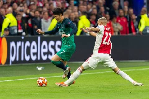 Amsterdam, Netherlands, 08.05.2019, UEFA Champions League - 2018 19 Season, Halbfinale, Semi-finals, 2nd leg, Ajax Amsterdam - Tottenham Hotspur FC, Heung-min Son (Tottenham Hotspur) und Hakim Ziyech (Ajax Amsterdam) im zweikampf, battle for the ball ( DeFodi001