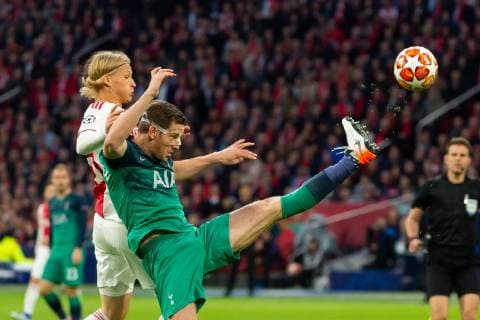 Amsterdam, Netherlands, 08.05.2019, UEFA Champions League - 2018 19 Season, Halbfinale, Semi-finals, 2nd leg, Ajax Amsterdam - Tottenham Hotspur FC, Kasper Dolberg (Ajax Amsterdam) und Jan Vertonghen (Tottenham Hotspur) im zweikampf, battle for the ball ( DeFodi001