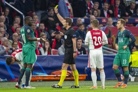Champions League 2018-2019 Ajax - Tottenham Hotspur Semi Final 08-05-2019: Voetbal: Ajax v Tottenham Hotspur: Amsterdam Moussa Sissoko of Tottenham Hotspur receives yellow card from referee Felix Brych