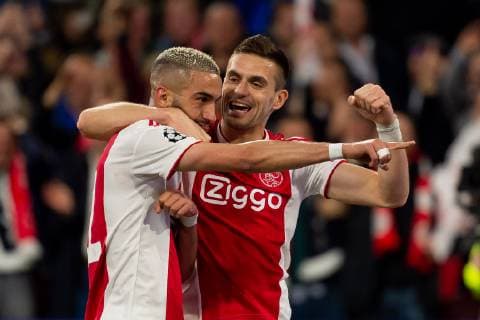 Amsterdam, Netherlands, 08.05.2019, UEFA Champions League - 2018 19 Season, Halbfinale, Semi-finals, 2nd leg, Ajax Amsterdam - Tottenham Hotspur FC, Hakim Ziyech (Ajax Amsterdam) Torjubel, jubelt mit seiner Mannschaft nach treffer zum 2:0, celebrates after scoring his team s second goal with Dusan Tadic (Ajax Amsterdam) ( DeFodi001