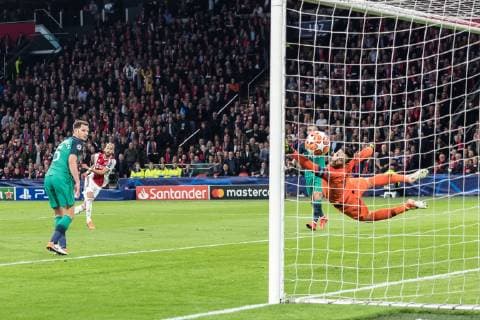 (L-R) Jan Vertonghen of Tottenham Hotspur, Hakim Ziyech of Ajax, Toby Alderweireld of Tottenham Hotspur, goalkeeper Hugo Lloris of Tottenham Hotspur during the UEFA Champions League semi final match Ajax Amsterdam and Tottenham Hotspur FC at the Johan Cruijff Arena on May 08, 2019 in Amsterdam, The Netherlands UEFA Champions League 2018 2019 xVIxVIxImagesx xGerritxvanxKeulenxIVx 14402907