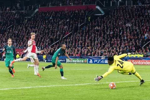 (L-R) Christian Eriksen of Tottenham Hotspur, Frenkie de Jong of Ajax, Lucas Moura of Tottenham Hotspur, goalkeeper Andre Onana of Ajax during the UEFA Champions League semi final match Ajax Amsterdam and Tottenham Hotspur FC at the Johan Cruijff Arena on May 08, 2019 in Amsterdam, The Netherlands UEFA Champions League 2018 2019 xVIxVIxImagesx xGerritxvanxKeulenxIVx 14403269