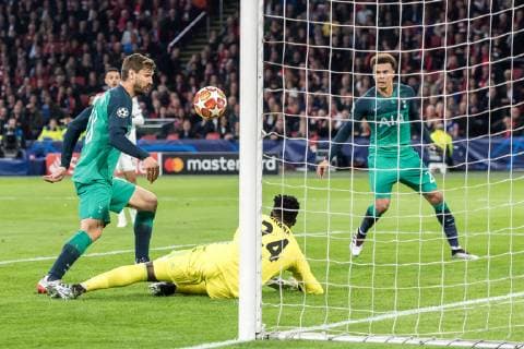 (L-R) Fernando Llorente of Tottenham Hotspur, Noussair Mazraoui of Ajax, goalkeeper Andre Onana of Ajax, Dele Alli of Tottenham Hotspur during the UEFA Champions League semi final match Ajax Amsterdam and Tottenham Hotspur FC at the Johan Cruijff Arena on May 08, 2019 in Amsterdam, The Netherlands UEFA Champions League 2018 2019 xVIxVIxImagesx xGerritxvanxKeulenxIVx 14403272