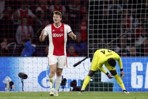 (l-r) Matthijs de Ligt of Ajax, Ajax goalkeeper Andre Onana during the UEFA Champions League semi final match Ajax Amsterdam and Tottenham Hotspur FC at the Johan Cruijff Arena on May 08, 2019 in Amsterdam, The Netherlands UEFA Champions League 2018 2019 xVIxVIxImagesx xMauricexvanxSteenxIVx 14403279