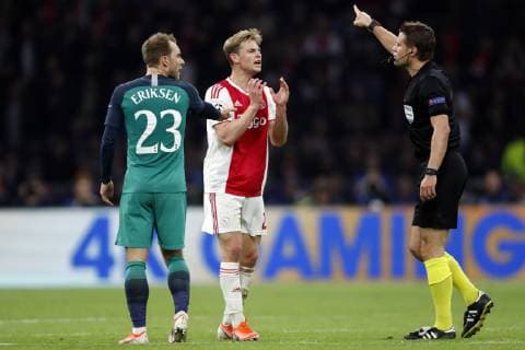 (l-r) Christian Eriksen of Tottenham Hotspur FC, Frenkie de Jong of Ajax, referee Felix Brych during the UEFA Champions League semi final match Ajax Amsterdam and Tottenham Hotspur FC at the Johan Cruijff Arena on May 08, 2019 in Amsterdam, The Netherlands UEFA Champions League 2018 2019 xVIxVIxImagesx xMauricexvanxSteenxIVx 14403381