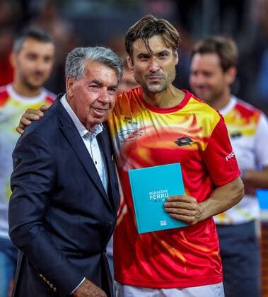 Spanish tennis player David Ferrer (R) poses next to former tennis player Manolo Santana after being defeated by German Alexander Zverev during their Mutua Madrid Open s tournament round of 16 game at Caja Magica tennis complex, in Madrid, Spain, 08 May 2019. Mutua Madrid Open tournament !ACHTUNG: NUR REDAKTIONELLE NUTZUNG!  Copyright: xJuanJoxMartinx GRAF6466 20190509-636929605120156486