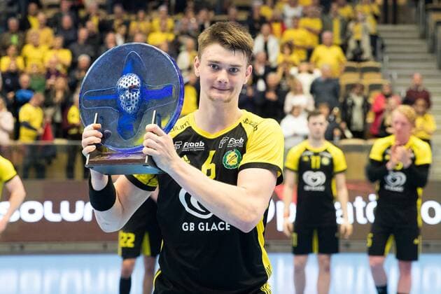 190509 Sävehofs Oskar Sunnefeldt med priset som arets komet efter semifinal 4 i Handbollsligans slutspel mellan Sävehof och Skövde den 9 maj 2019 i Partille. Copyright: MICHAELxERICHSEN BB190509MI063