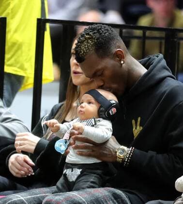 Sport Themen der Woche KW19 NBA Basketball Herren USA Star Dennis Schroeder mit Frau und Kind unter den Zuschauern
