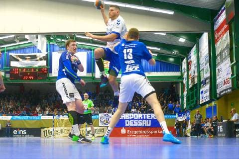 Daniel Zele (Dessau) , links Petr Slachta (Aue) , rechts Mindaugas Dumcius (Aue) Handball 2.Liga 2018 19 EHV Aue - Dessau-Rosslauer HV am 10.5.2019 EHV Aue - Dessau-Rosslauer HV