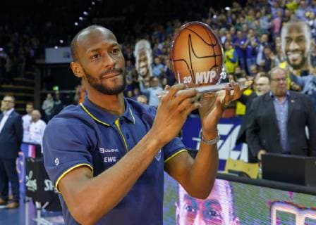 Oldenburg, Niedersachsen, DEU, 10.05.2019, Will Cummings (EWE Baskets Oldenburg) ist Most Valuable Player (MVP) des Basketball Bundesliga. EWE Baskets Oldenburg vs. Mitteldeutscher BC. Basketball. 1. Basketball-Bundesliga Saison 2018 2019, 33. Spieltag, Grosse EWE Arena. EWE Baskets Oldenburg vs. Mitteldeutscher BC