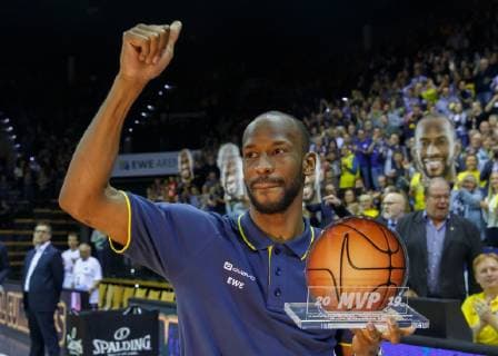 Sport Bilder des Tages Oldenburg, Niedersachsen, DEU, 10.05.2019, Will Cummings (EWE Baskets Oldenburg) ist Most Valuable Player (MVP) des Basketball Bundesliga. EWE Baskets Oldenburg vs. Mitteldeutscher BC. Basketball. 1. Basketball-Bundesliga Saison 2018 2019, 33. Spieltag, Grosse EWE Arena. EWE Baskets Oldenburg vs. Mitteldeutscher BC