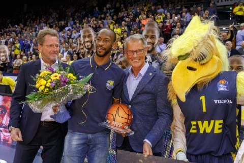 Oldenburg, Niedersachsen, DEU, 10.05.2019, Will Cummings (2. von links, EWE Baskets Oldenburg) ist Most Valuable Player (MVP) des Basketball Bundesliga. Stefan Holz (links, Geschaeftsfuehrer der Basketball Bundesliga GmbH) überreichte die Auszeichnung. Hermann Schüller (2. von rechts), Geschäftsführer der EWE Baskets Oldenburg, übereichte Blumen. Mit dabei Maskottchen Hubird . EWE Baskets Oldenburg vs. Mitteldeutscher BC. Basketball. 1. Basketball-Bundesliga Saison 2018 2019, 33. Spieltag, Grosse EWE Arena. EWE Baskets Oldenburg vs. Mitteldeutscher BC