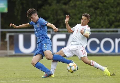 10th May 2019, UCD Bowl, Dublin, Ireland; UEFA Under 17 European Football Championships, Italy versus Spain; Matteo Ruggeri of Italy U17 U 17 and Yeremi Pino (c) of Spain U17 challenge for the ball  ActionPlus12133195 PeterxFitzpatrick